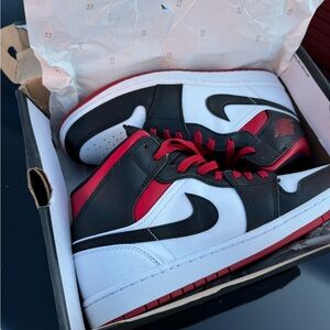 Nike Black and Red Sneakers Premium Comfort